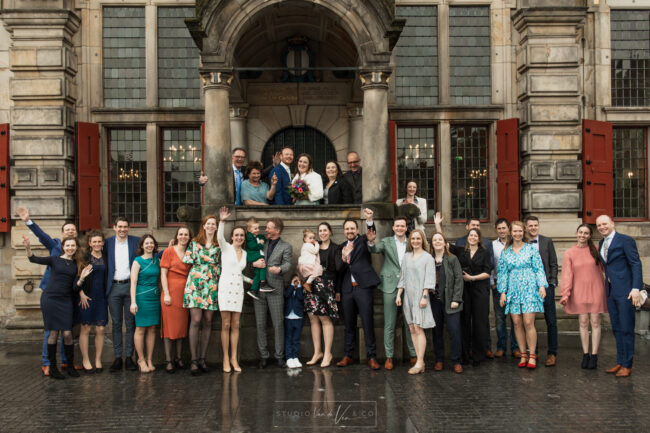 groepsfoto stadhuis bruiloft fotografie Delft door Studio Van de Ven & Co